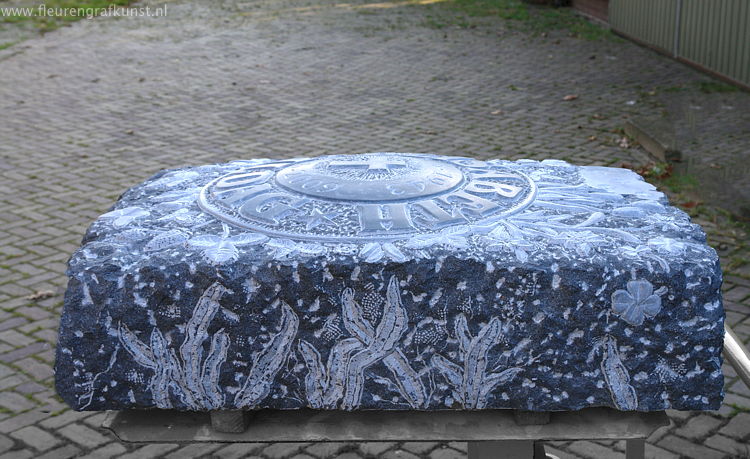 Gedetaillerd grafmonument van Belgische hardsteen (detail)
